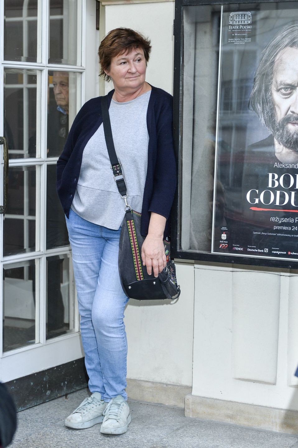 bluzka damska, bluzka szara, buty damskie, buty sznurowane, buty zamszowe, jeansy, jeansy wytarte, maj 2019, Premiera spektaklu Borys Godunow, spodnie damskie, spodnie jeansowe, sweter damski, sweter granatowy, sweter rozpinany, sweter z guzikami, sylwetka, torebka wyszywana, torebka z naszywkami, Teatr Polski, Teatr Polski im. Arnolda Szyfmana, premiera, premiera spektaklu