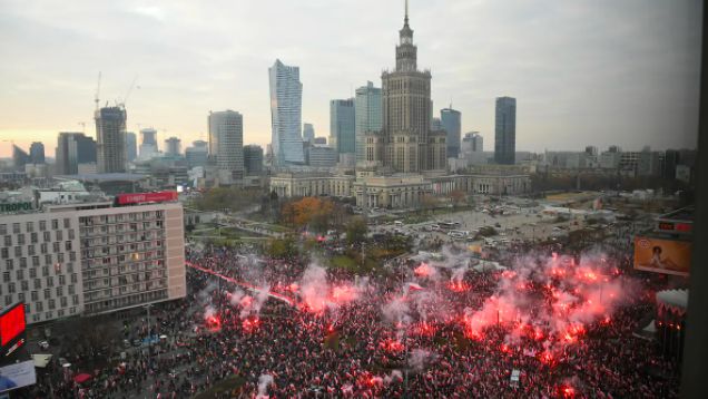 Marsz Niepodległości 2020. Czy inaczej przebiegać będzie tegoroczna manifestacja w święto, które zostało zdominowane przez narodowców? Prezydent Rafał Trzaskowski zapowiedział, że zrobi wszystko, by nie było incydentów, które miały miejsce w zeszłym roku, tym razem nie było (Źródło PAP)