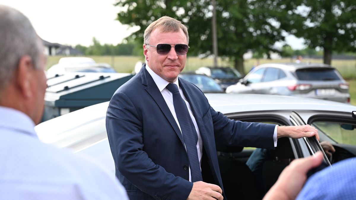 Jacek Kurski
Klwatka Kr�lewska, 02.06.2024. Kampania wyborcza do Parlamentu Europejskiego 2024. Polityk PiS, kandydat do Parlamentu Europejskiego Jacek Kurski w drodze na spotkanie prezesa PiS Jaros�awa Kaczy�skiego z mieszka�cami w siedzibie Szko�y Podstawowej w Klwatce Kr�lewskiej, 2 bm. (sko) PAP/Wojtek Jargi�o
Wojtek Jargi�o
kampania wyborcza, PE, do Parlamentu Europejskiego, do PE, eurokampania, europarlamentarna, kampania, PiS, polityk, polityka, wyborcza, kandydat PiS