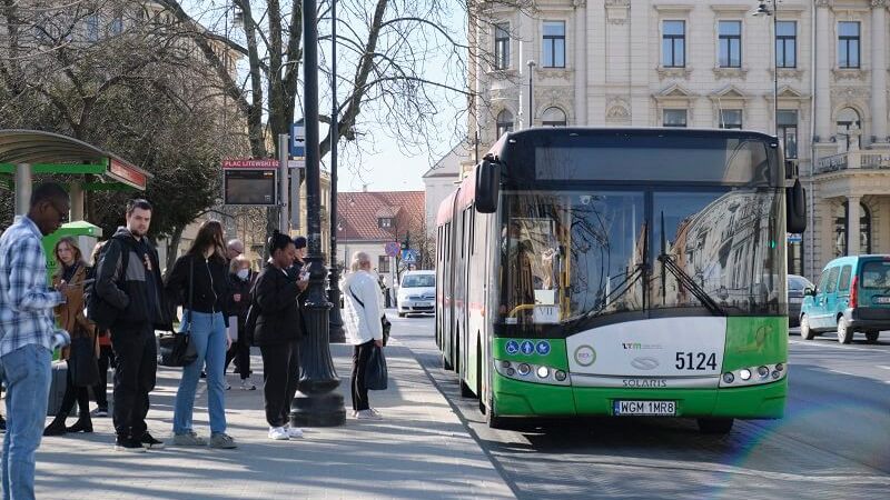 Autobus na przystanku