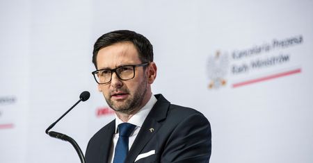 Unia Europejska ostrzega Polskę ws. cen paliw. "Przyglądamy się sprawie"