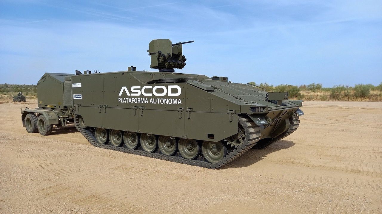 Plataforma Autonoma ASCOD ze zsmu z karabinem maszynom kal. 12,7-mm oraz gniazdem 12 wyrzutni granatów dymnych, fot. GDELS