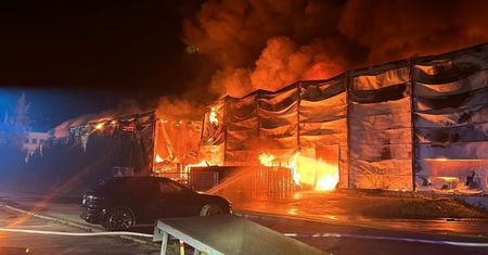 Gdynia. Ogień strawił magazyn z zabawkami. Pilny apel do mieszkańców