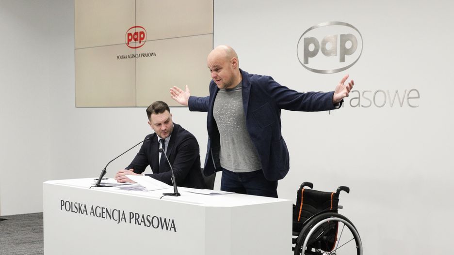 Kuriozalna konferencja Łukasza Mejzy. "Złote dziecko Kaczyńskiego". Na zdjęciu wiceminister Łukasz Mejza wraz ze swoim współpracownikiem Tomaszem Guzowskim 