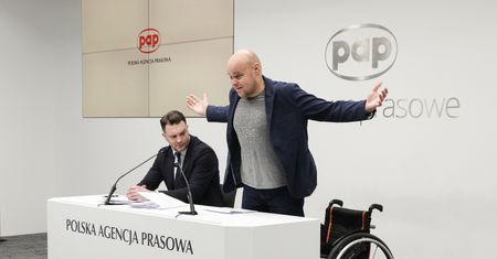 Kuriozalna konferencja Łukasza Mejzy. "Skrajnie obrzydliwa kreatura"