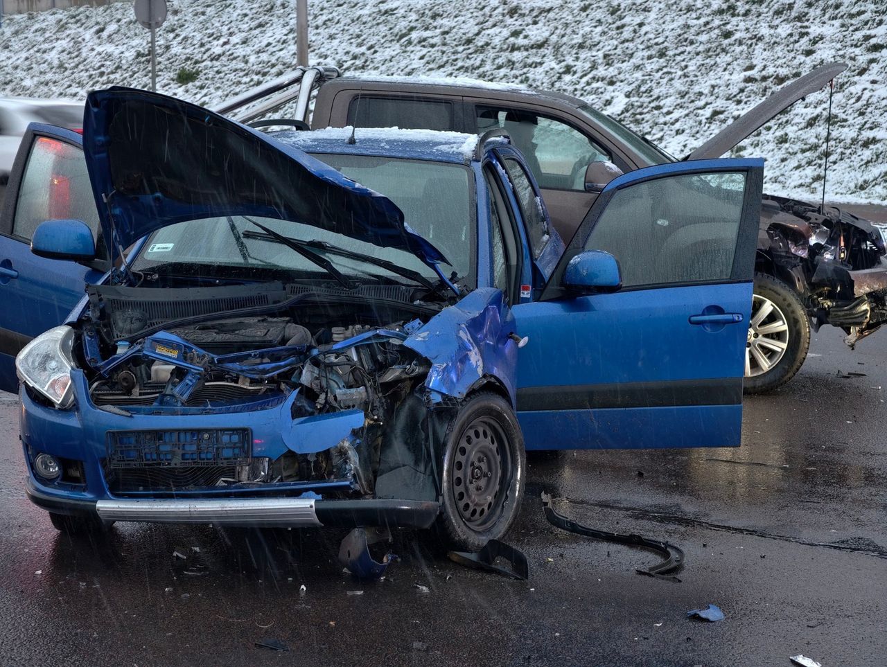 Przemyśl: Dwoje dzieci trafiło do szpitala po wypadku na skrzyżowaniu. Policja sprawdza, czy kierowca VW wjechał na czerwonym świetle