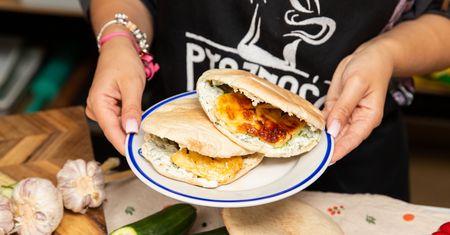 Zamiast kanapki robię tę pitę. Miodowe halloumi wszyscy podkradają z patelni