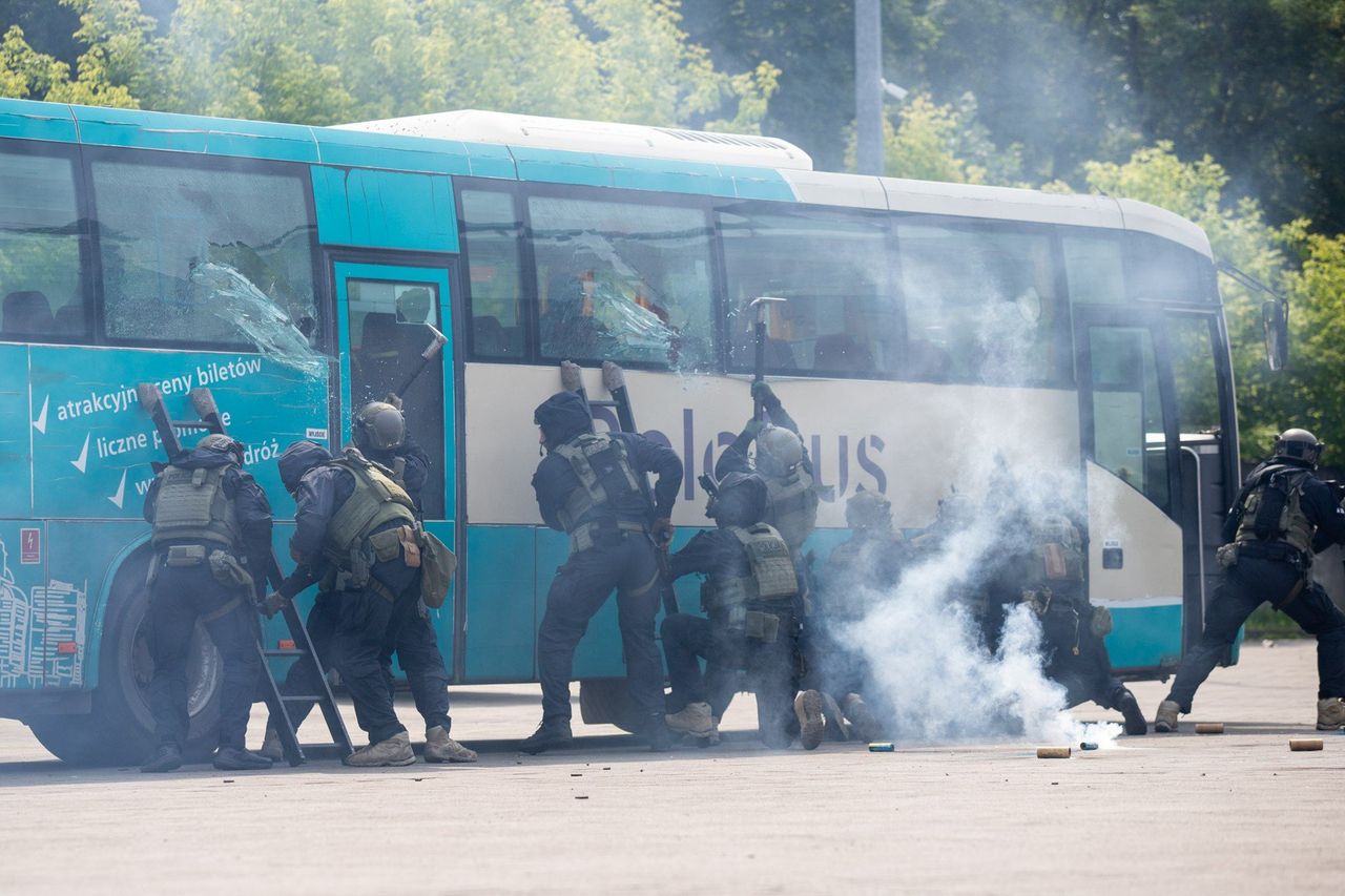 Strzały na dworcu w Toruniu! Kontrterroryści szturmowali autobus