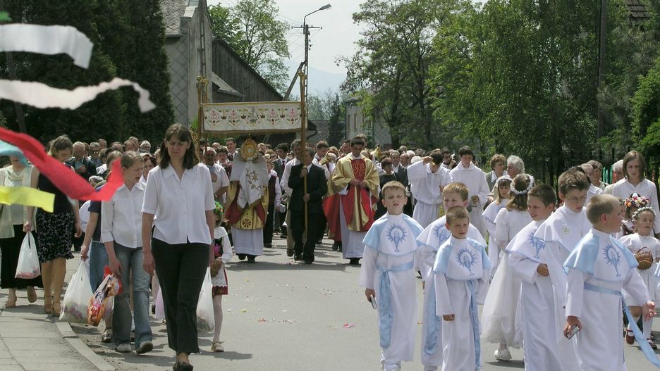 Śląskie. W dniu uroczystości Bożego Ciała przemarsze wiernych ulicami spowodują utrudnienia w ruchu drogowym.