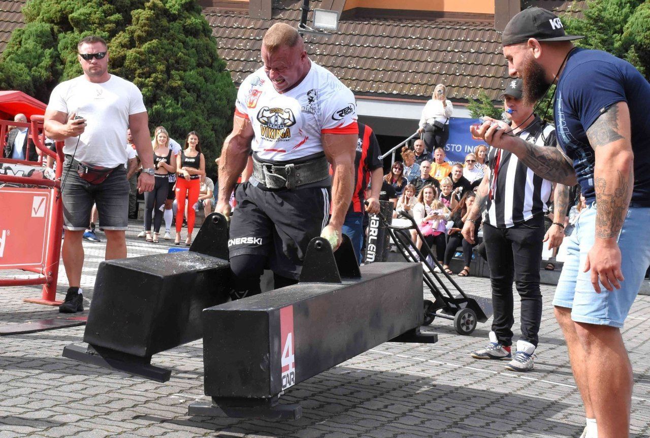 Pod Halą Widowiskowo-Sportową w Inowrocławiu strongmani walczyć będą o tytuł mistrza Polski. Czeka ich wiele konkurencji wymagających ogromnej siły