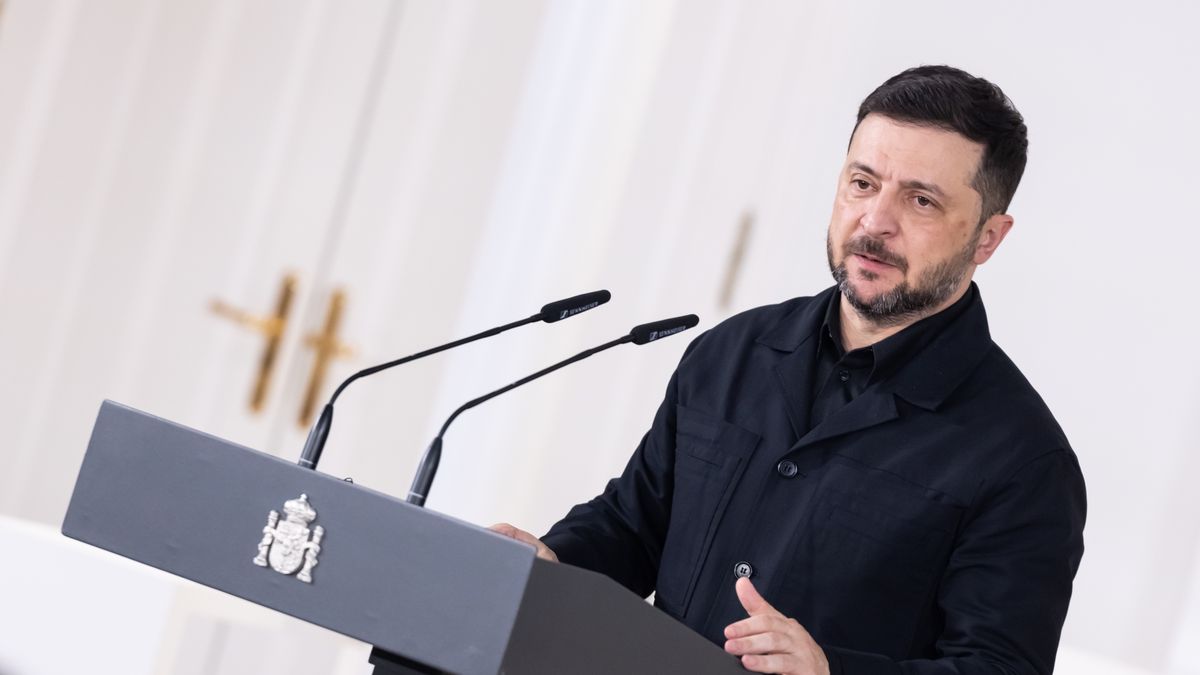 MADRID, SPAIN - NOVEMBER 18: Ukrainian President Volodymyr Zelensky (L) speaks during the press conference at the Moncloa Palace on November 18, 2025 in Madrid, Spain. The trip marks Zelensky's third time visiting Spain since Russia invaded Ukraine.  (Photo by Aldara Zarraoa/Getty Images)
