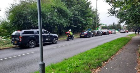 Dantejskie sceny przed stacjami benzynowymi. Na Wyspach biją się o paliwo