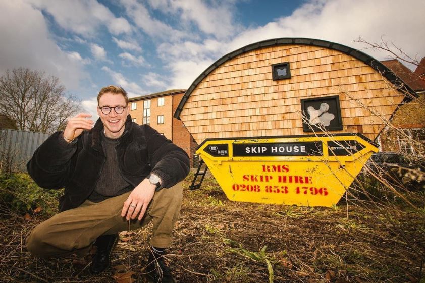 A 28-year-old British architect, Harrison Marshall, came up with the idea to adapt a rubbish bin so that it can be lived in without any problems.