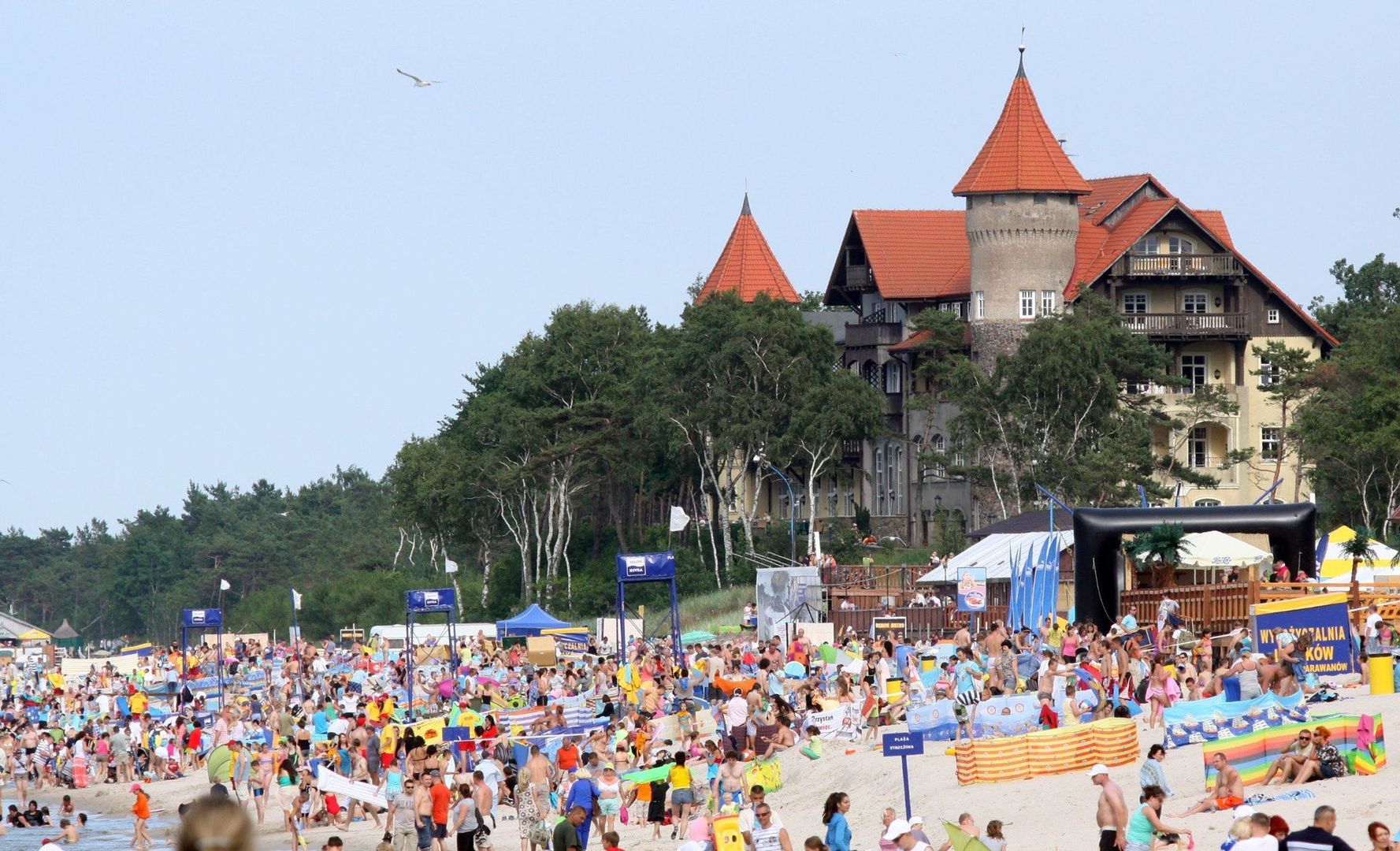 Łeba - Jeśli wśród ulubionych zabaw Waszych pociech znajduje się lepienie babek z piasku, to wizyta na łebskiej plaży będzie jak wizyta w eldorado. Nigdzie indziej na Wybrzeżu nie znajdziemy bowiem tyle złotych ziarenek na kilometr kwadratowy. A jeśli wśród ulubionych lektur Waszych dzieci znajdują się Księga tysiąca i jednej nocy, to obszar bałtyckiego wybrzeża między Łebą a Rowami stanie się spełnieniem marzeń o baśniowej przygodzie w granicach kraju. Tuż nieopodal plaży w Łebie znajduje się bowiem Słowiński Park Narodowy - podaje magazyn Travelist.