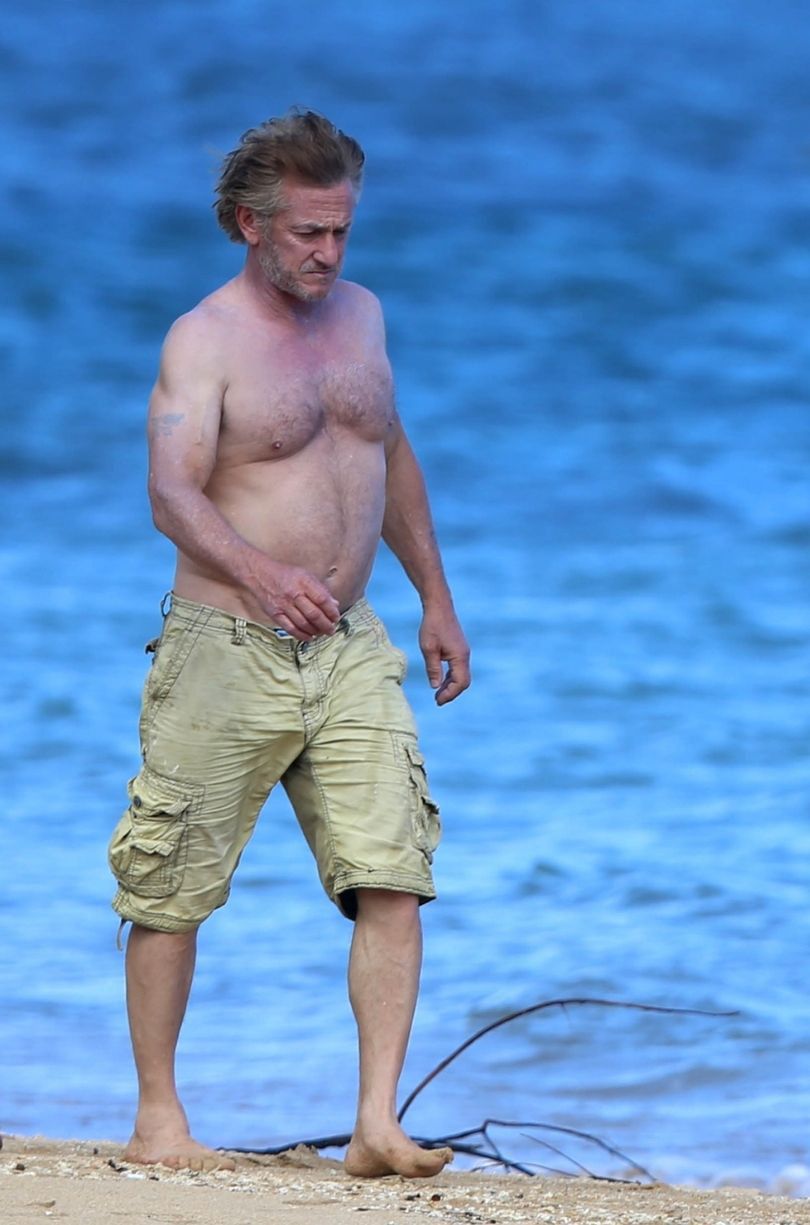 Sean Penn spaceruje po plaży z szefem Twittera i izraelskim finansistą