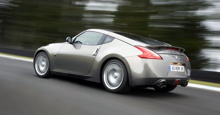 Sprzedał lewe jądro, by kupić Nissana 370Z. Wszystko w imię nauki
