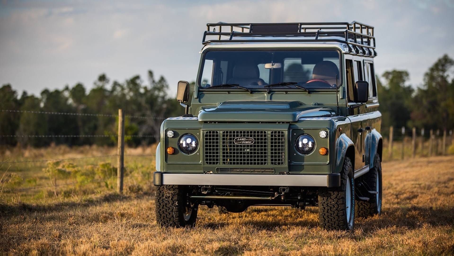 Land Rover Defender 110 (czyli ten średnio długi) trafił do renowacji ze spartańskim wyposażeniem i zmęczonym podwoziem.