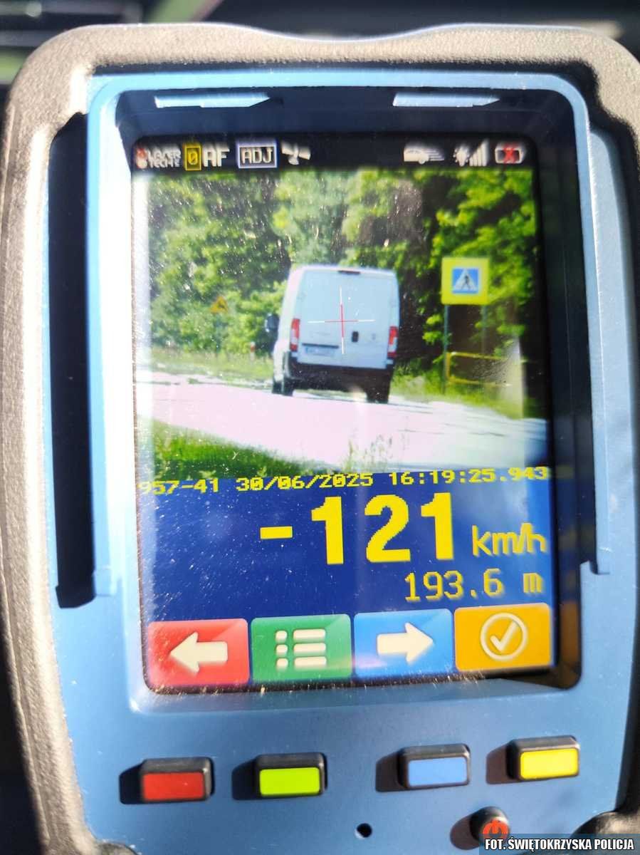 Jechał jak pirat - 121 km/h w zabudowanym