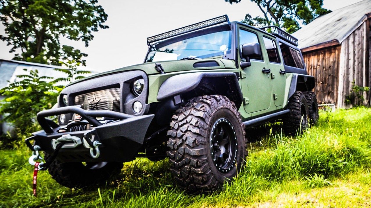 35-calowe ogumienie Mickey Thompson również nie pozostawia złudzeń, że jest to samochód przeznaczony raczej na szosę jak wspomniany Defender.
