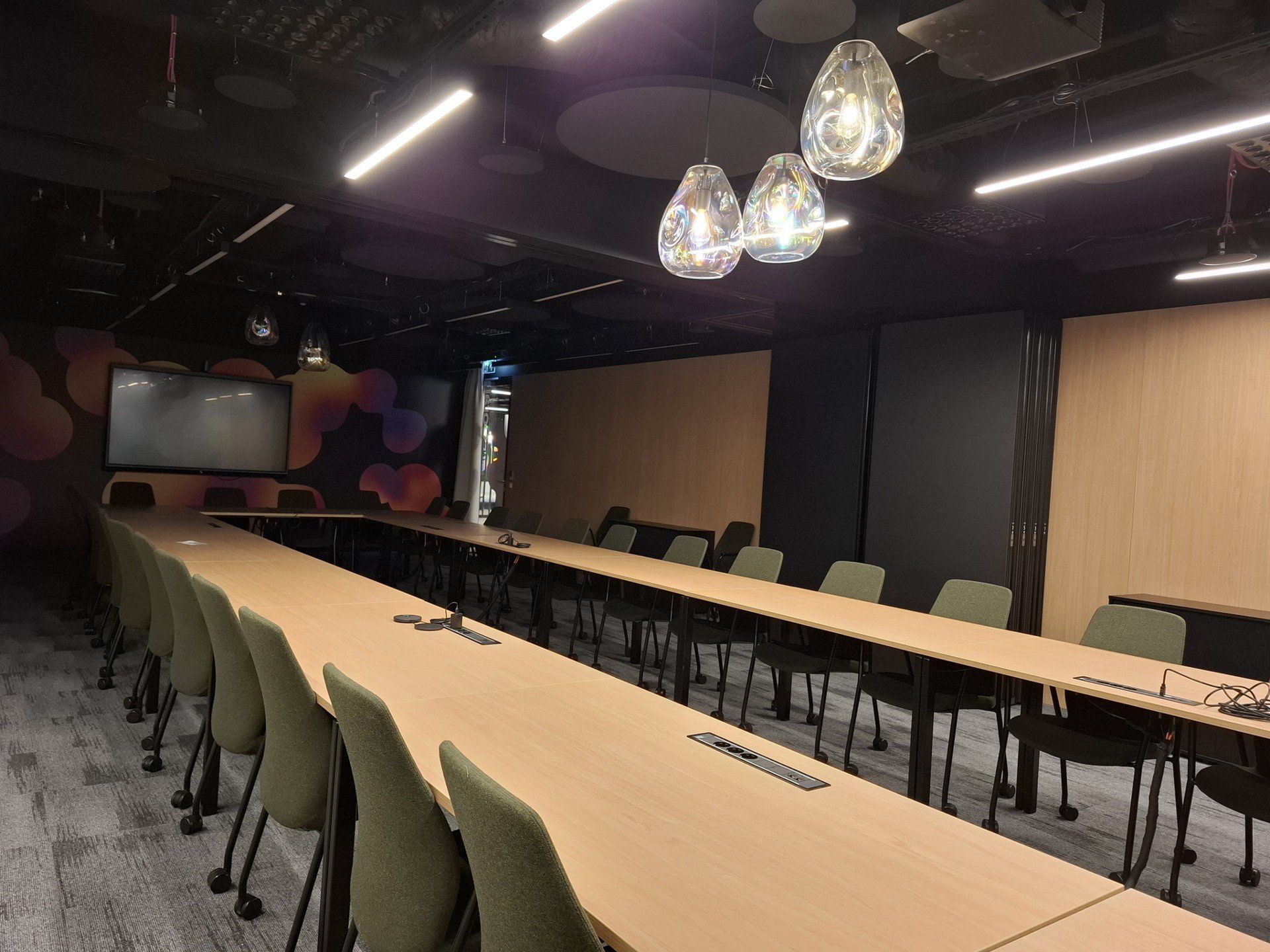 Renoma we Wrocławiu - ikona modernizmu w nowej odsłonie - nowoczesne biura Ace of Space, centrum handlowe i miejsce spotkań.