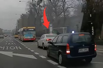 Niesie się nagranie z Warszawy. "Bardzo dobry tajniak"