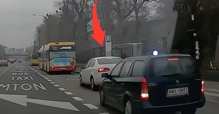Niesie się nagranie z Warszawy. "Bardzo dobry tajniak"