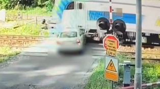 Strzelce Opolskie: Zignorowała znak STOP i wjechała pod pociąg. W aucie było dwoje dzieci