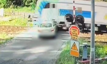 Strzelce Opolskie: Zignorowała znak STOP i wjechała pod pociąg. W aucie było dwoje dzieci