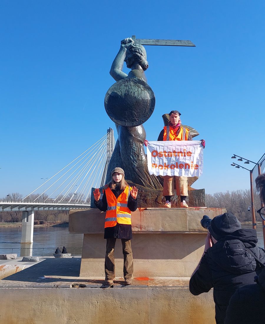Aktywistki oblały farbą pomnik Syrenki