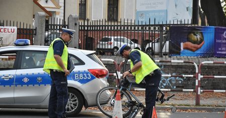 Artur Zawisza potrącił rowerzystkę. Polityk nie miał uprawnień do kierowania pojazdem