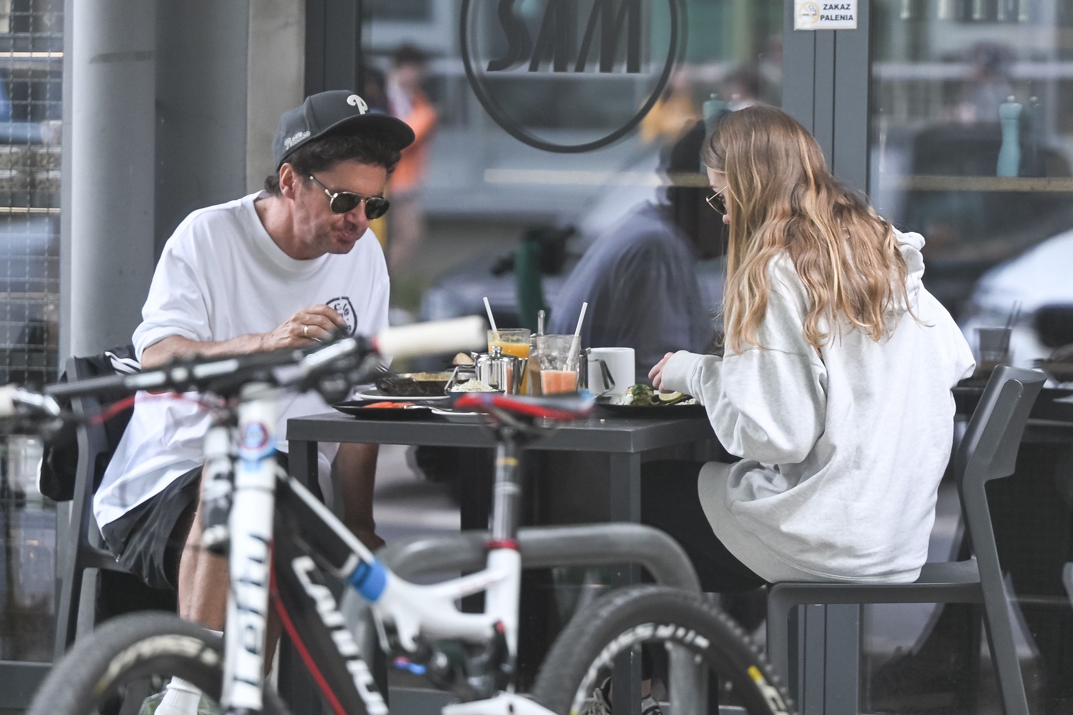 Kuba Wojewódzki pałaszuje lunch w towarzystwie ukochanej