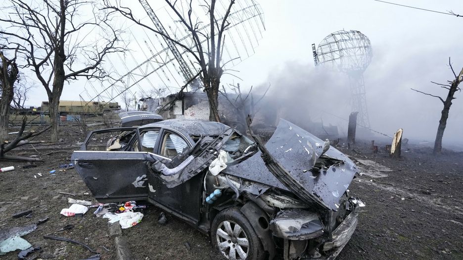 Rosja zaatakowa?a Ukrain?Damaged radar arrays and other equipment is seen at Ukrainian military facility outside Mariupol, Ukraine, Thursday, Feb. 24, 2022. Russia has launched a barrage of air and missile strikes on Ukraine early Thursday and Ukrainian officials said that Russian troops have rolled into the country from the north, east and south. (AP Photo/Sergei Grits)AP