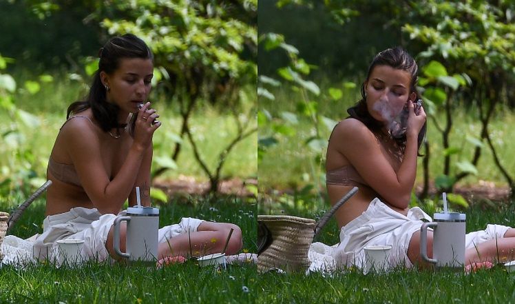 Julia Wieniawa relaksuje się w parku