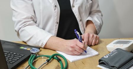 Lekarz z Poznania usłyszał zarzuty. "80 tys. zł w formie korzyści majątkowych"