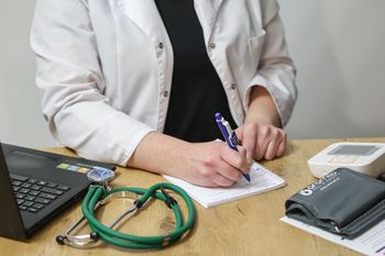 Lekarz z Poznania usłyszał zarzuty. "80 tys. zł w formie korzyści majątkowych"