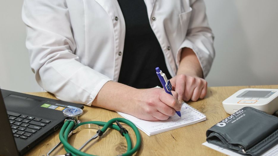 Ordynator neurologii szpitala w Poznaniu pozostaje w areszcie.