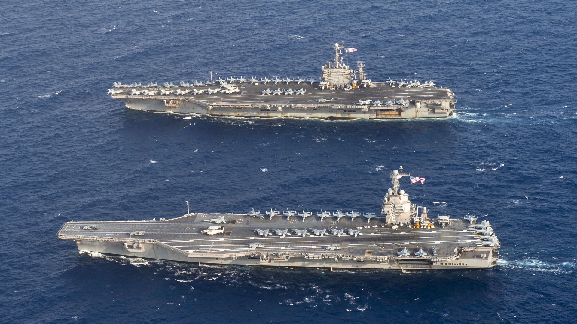 Lotniskowce typu Nimitz (na górze) i Gerald R. Ford (na dole)