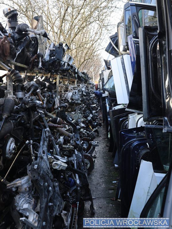 "Dziuple" pod Wrocławiem: policja rozbiła magazyn części z co najmniej 13 kradzionych aut – wartość łupu ponad 65 tys. zł