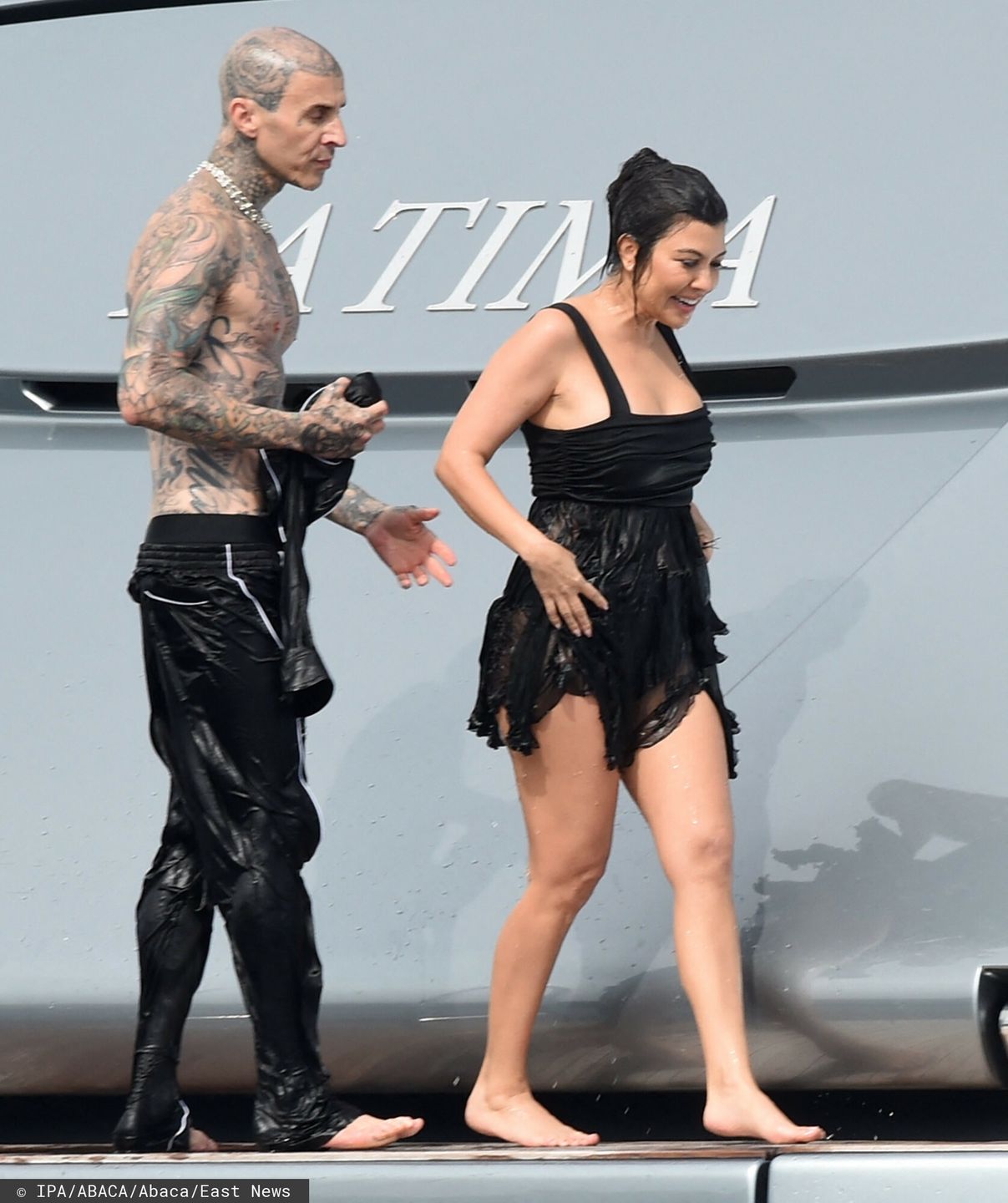 Kourtney Kardashian i Travis Barker pluskają się w morzu