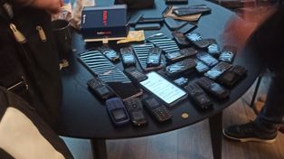 Strzyżów: Seryjnie oszukiwał ludzi w internecie. Znaleźli u niego 48 telefonów i 200 kart SIM