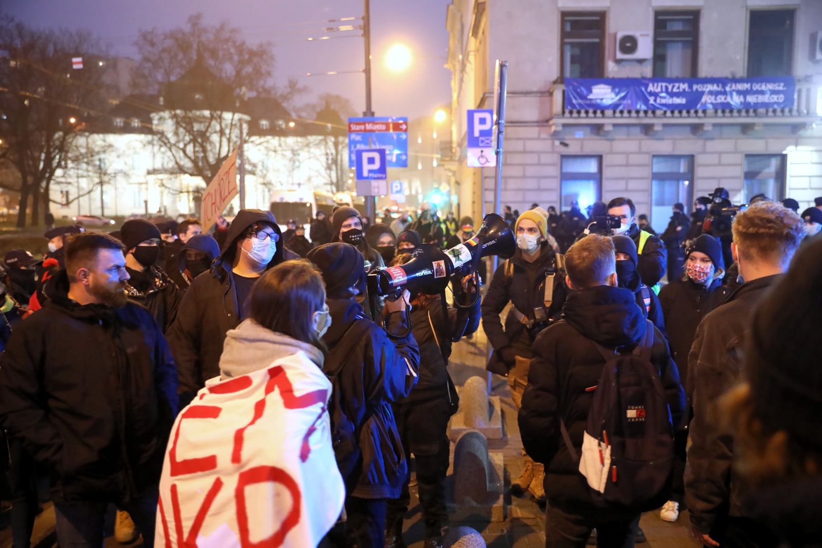 "Uwaga! Tu obywatelki i obywatele!" - słychać w trakcie protestu