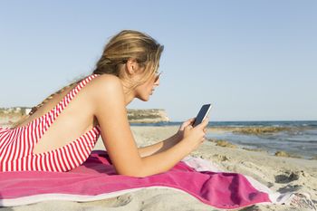 Żyjemy ciągle w trybie online. Tak lata z ekranami zmieniły nasze ciała