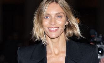 Anja Rubik odsłania dekolt w eleganckim garniturze na paryskim pokazie Saint Laurent (ZDJĘCIA)