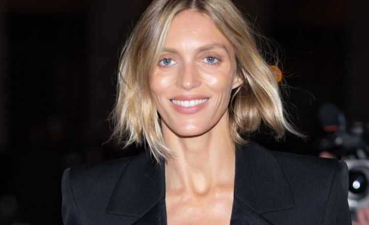 Anja Rubik odsłania dekolt w eleganckim garniturze na paryskim pokazie Saint Laurent