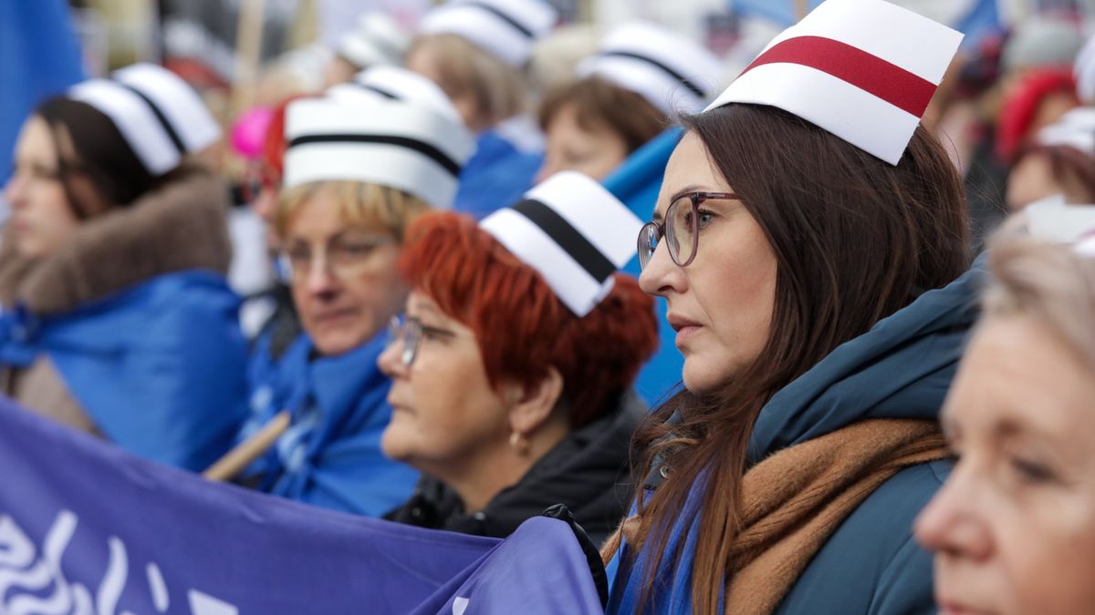 rotest pielęgniarek i położnych przed siedzibą KPRM w Warszawie