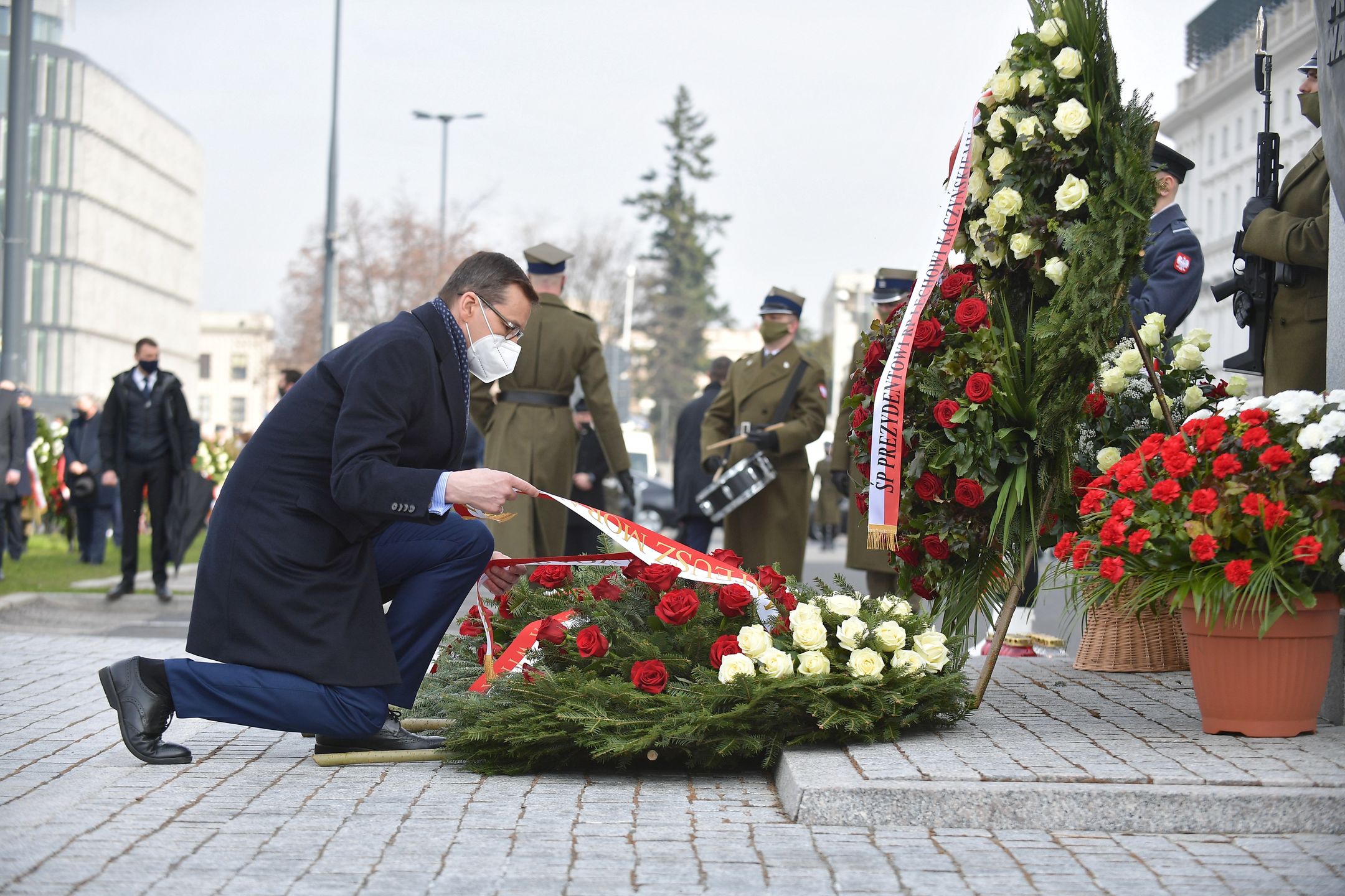 Warszawa. Obchody rocznicy katastrofy samolotu rządowego w Smoleńsku. Premier złożył wieniec