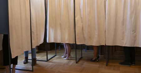 Tłumy w lokalach w Paryżu. Zgłosiło się o wiele więcej osób