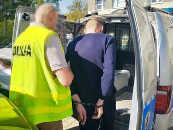 Warszawa: Pijany recydywista zaatakował przechodnia tłuczkiem do mięsa. Pobił go i ukradł zegarek