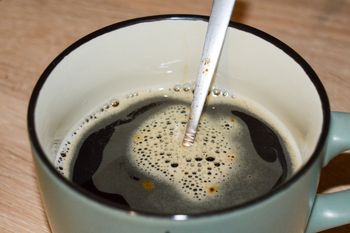 Kawa zbożowa jest zdrowa, ale nie dla każdego. Oto kto powinien jej unikać