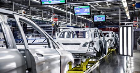 Nawet 15 tys. osób straci pracę w fabrykach Mercedesa. Winne coraz ostrzejsze normy emisji spalin